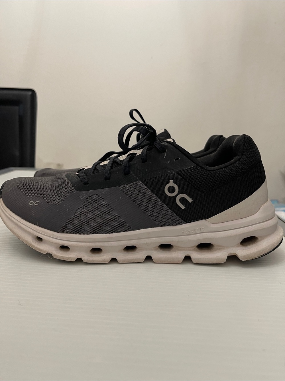 ON RUNNING CLOUDRUNER RUNNING SNEAKERS MENS SIZE 8.5